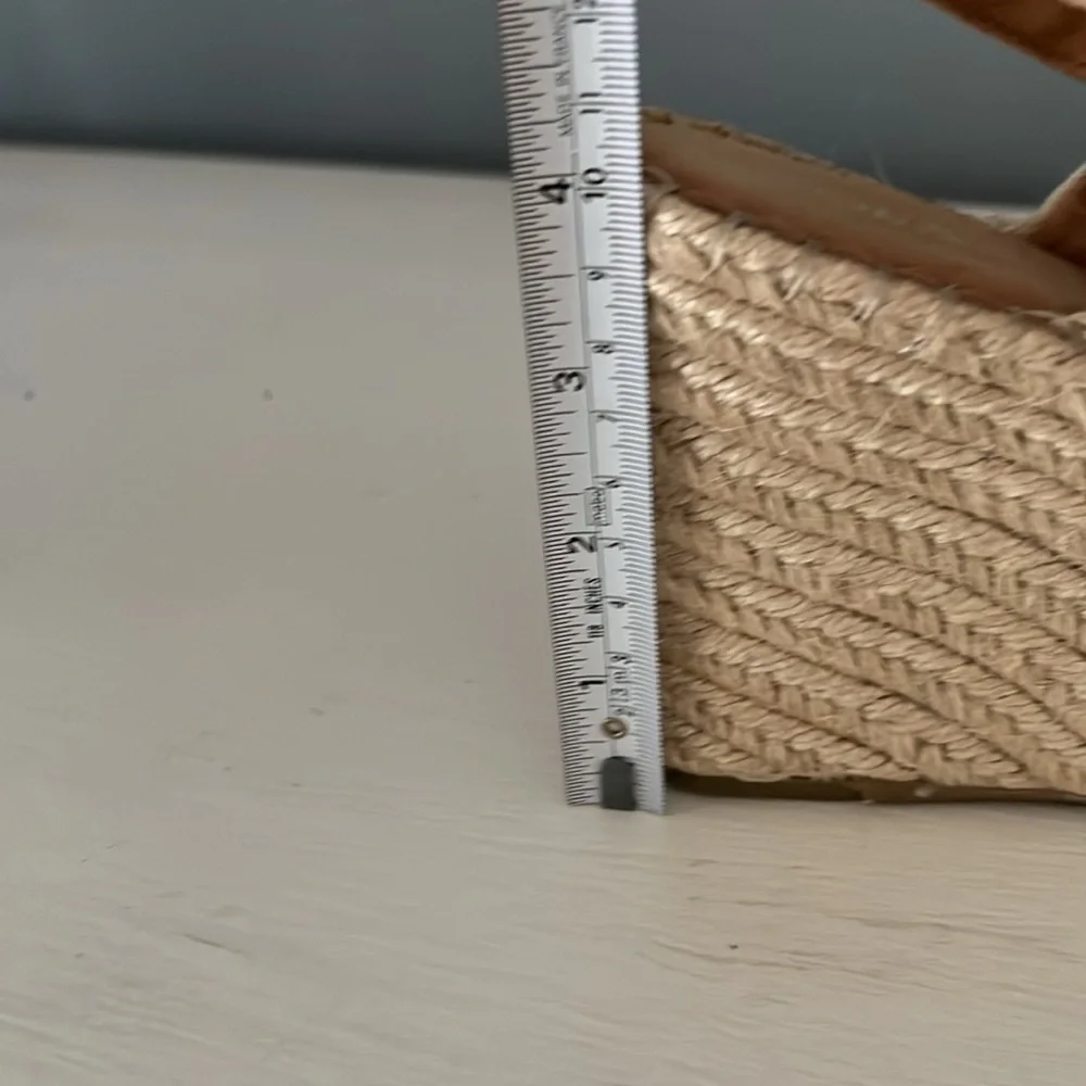 Tom’s Beige Canvas Tan Buckle Strap Raffia Platform Wedge Peep Toe Sandals 8.5